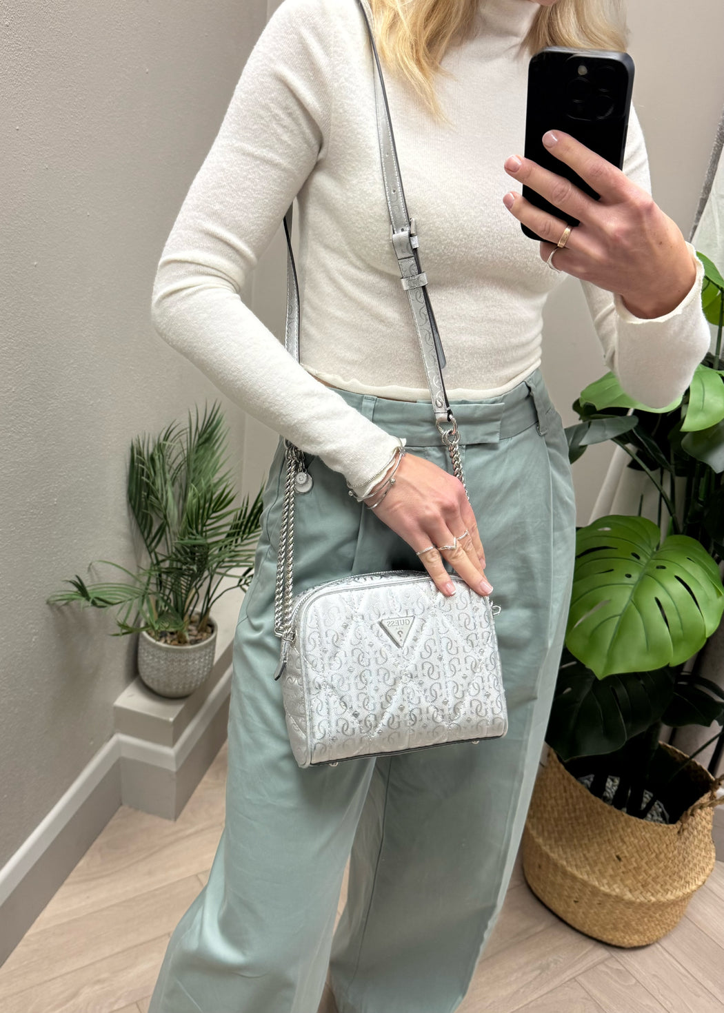 Guess Silver ALDINA Bag. GY966314