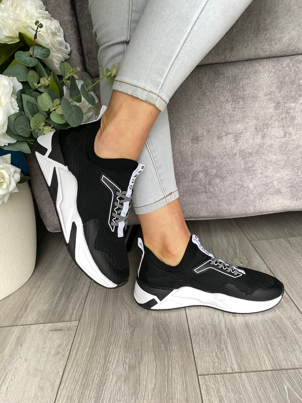 Guess black/white trainer