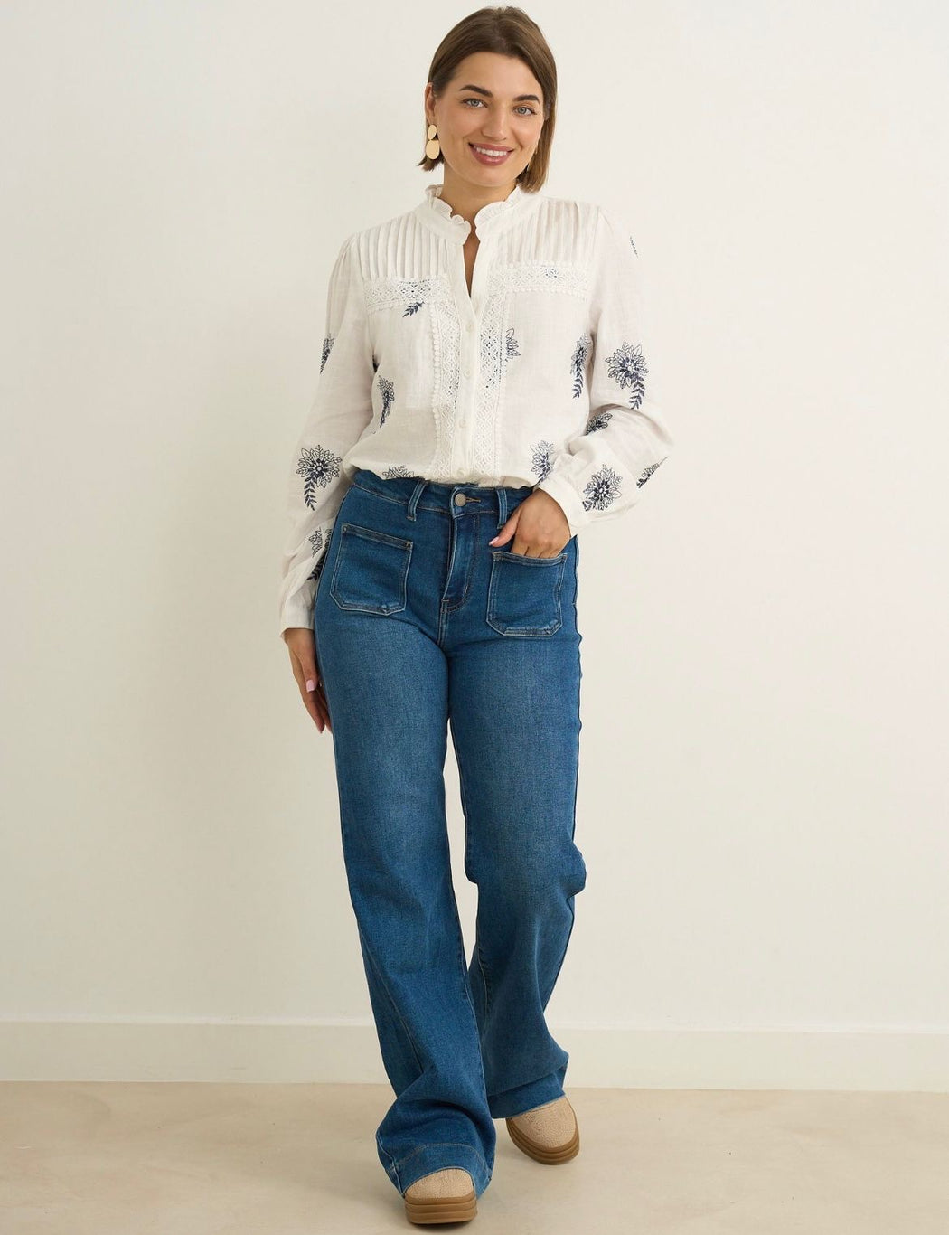 Kaylla white blue shirt