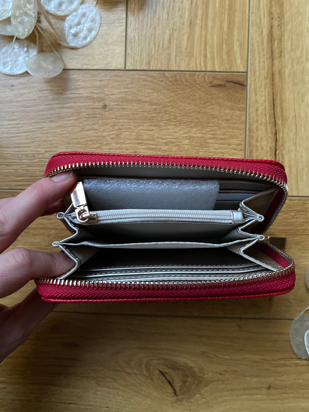 Zg850040 Laurel medium red top zip wallet