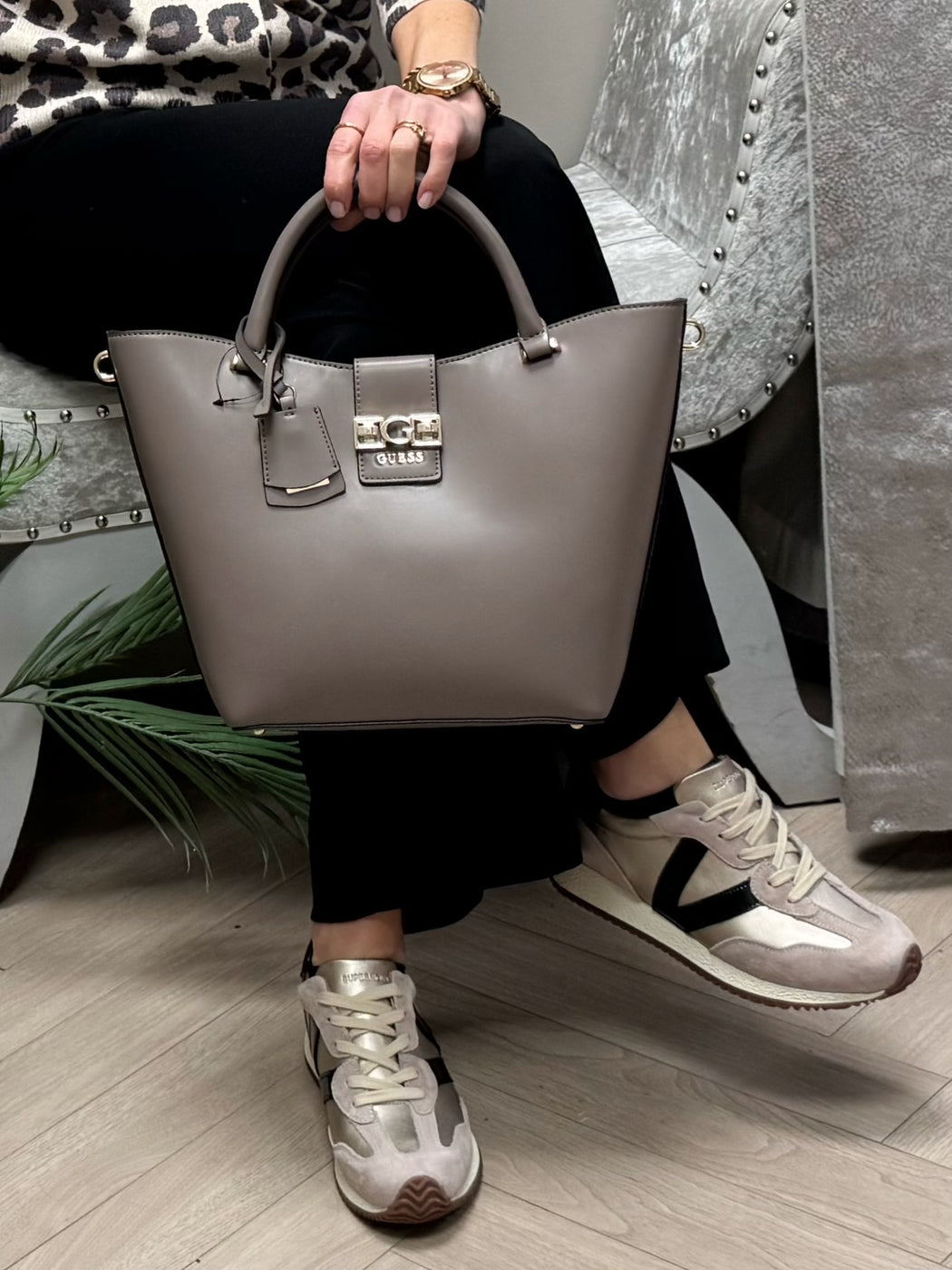 Guess bag VG989122
DARK TAUPE JANE