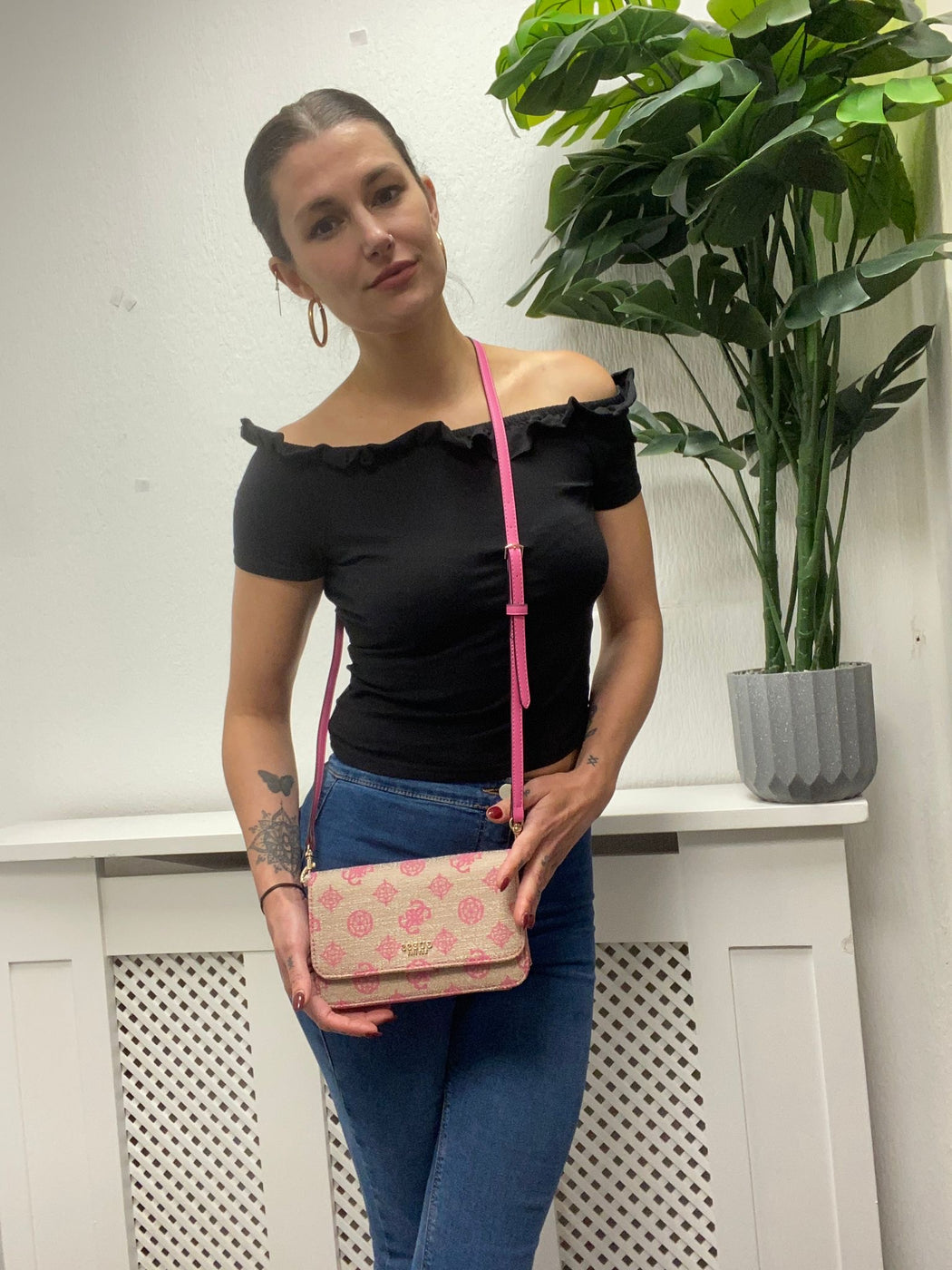 Pink logo loralee guess mini crossbody / clutch