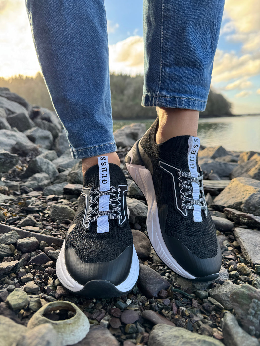 Guess black/white trainer