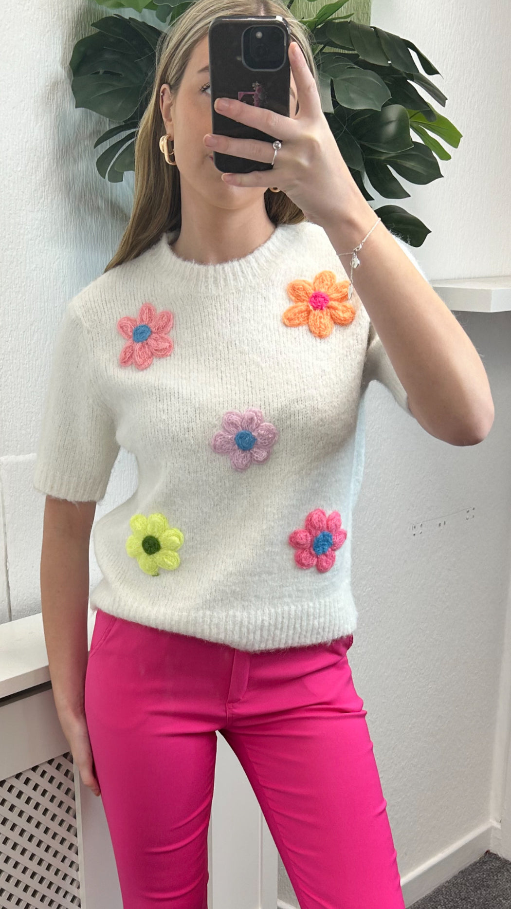 D20036 white daisy knit