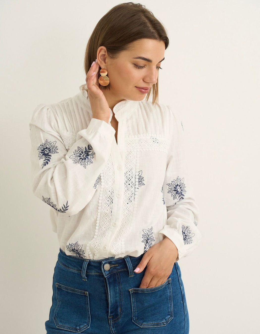 Kaylla white blue shirt