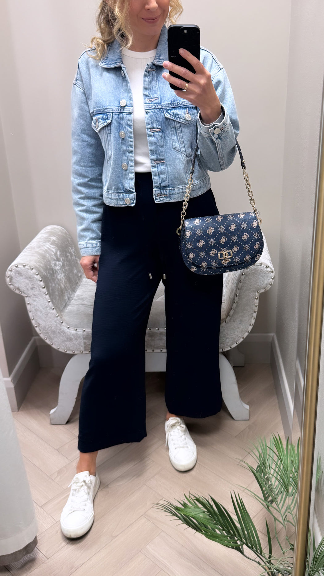 Emelie guess navy logo shoulder / crossbody BG950117
