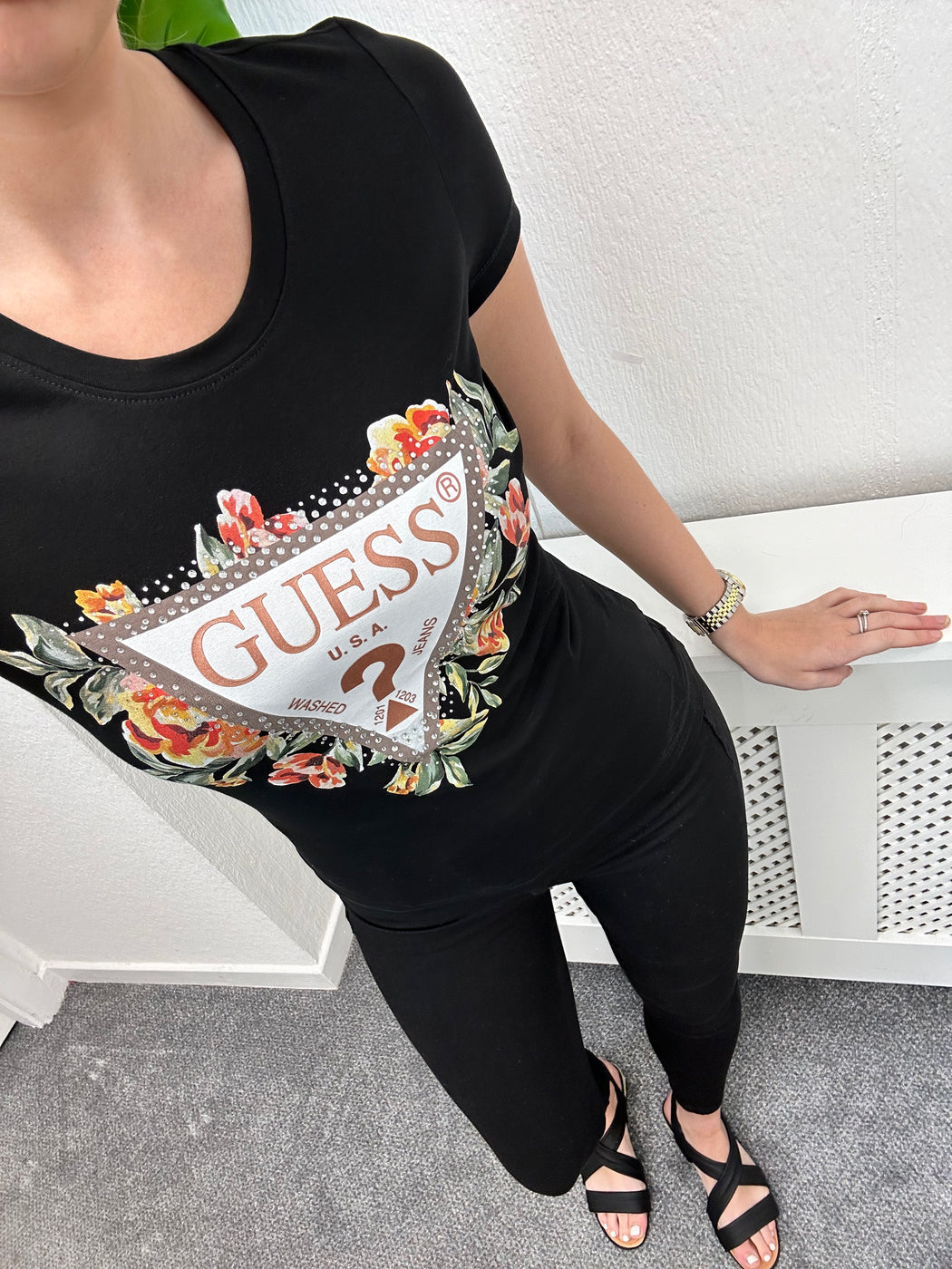 W4GI24J1314 guess black triangle flower logo tee