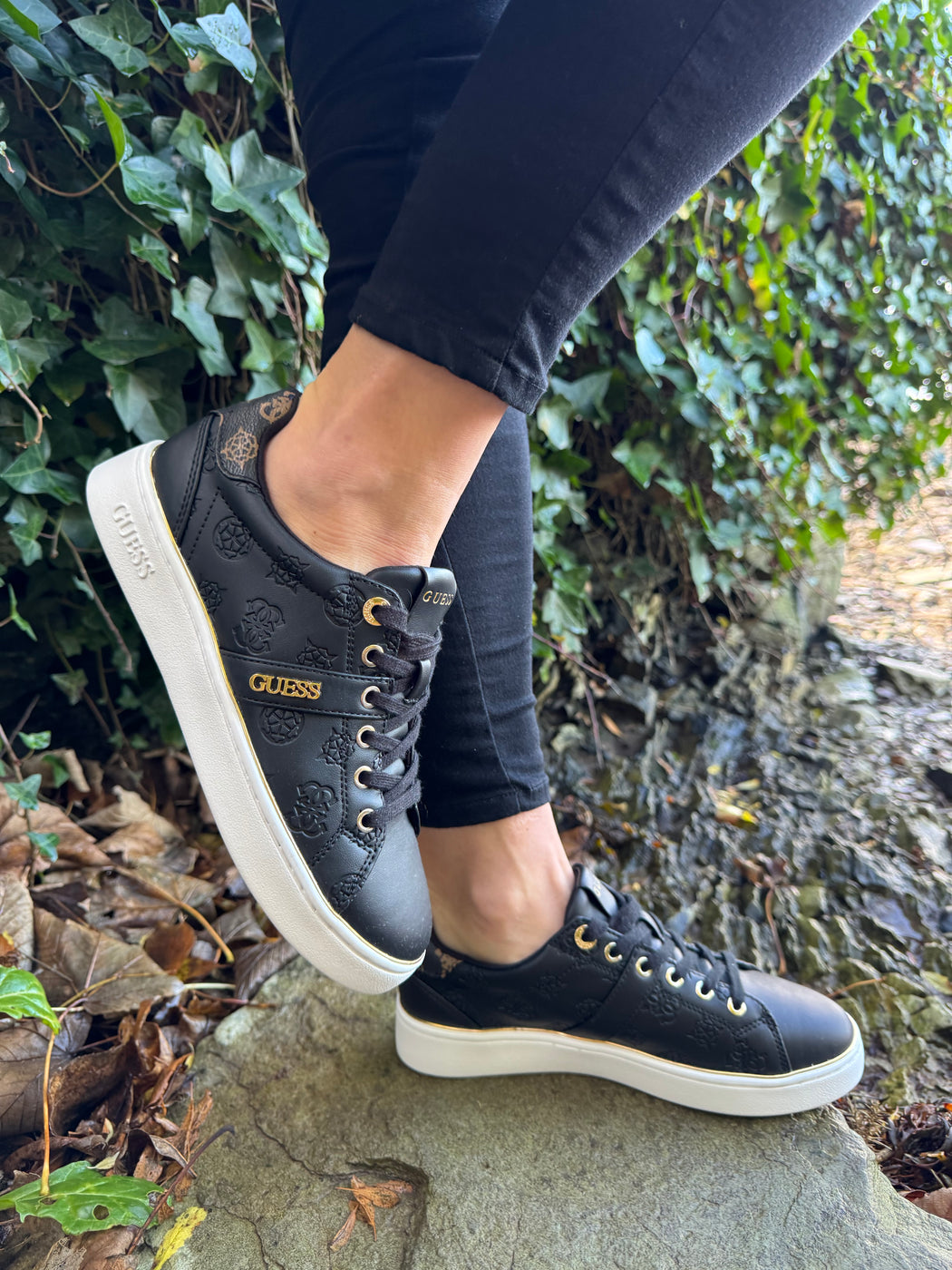 Black guess logo embossed sneaker flfbtzfal12