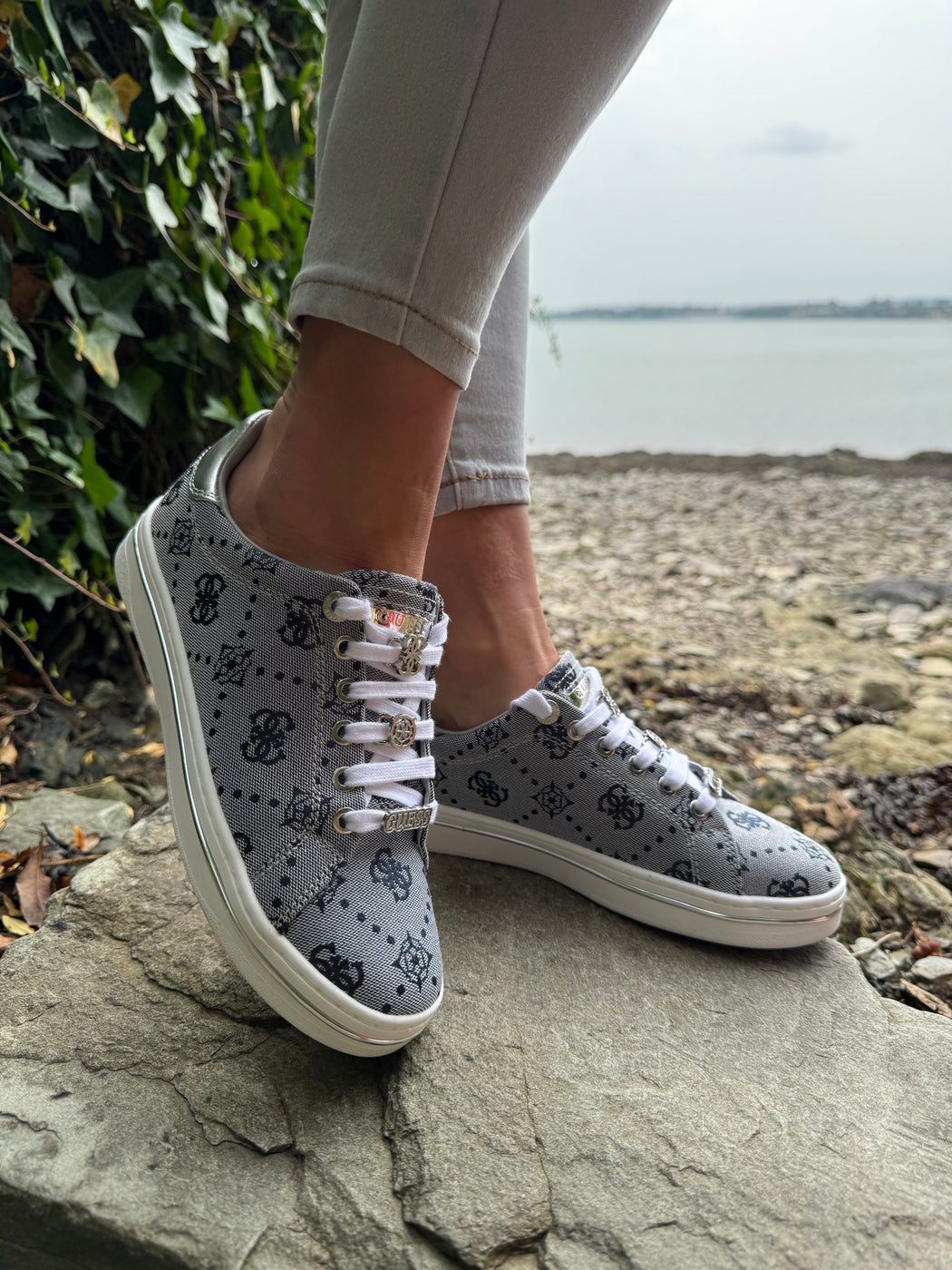 Guess navy silver logo sneaker flytss2fal12