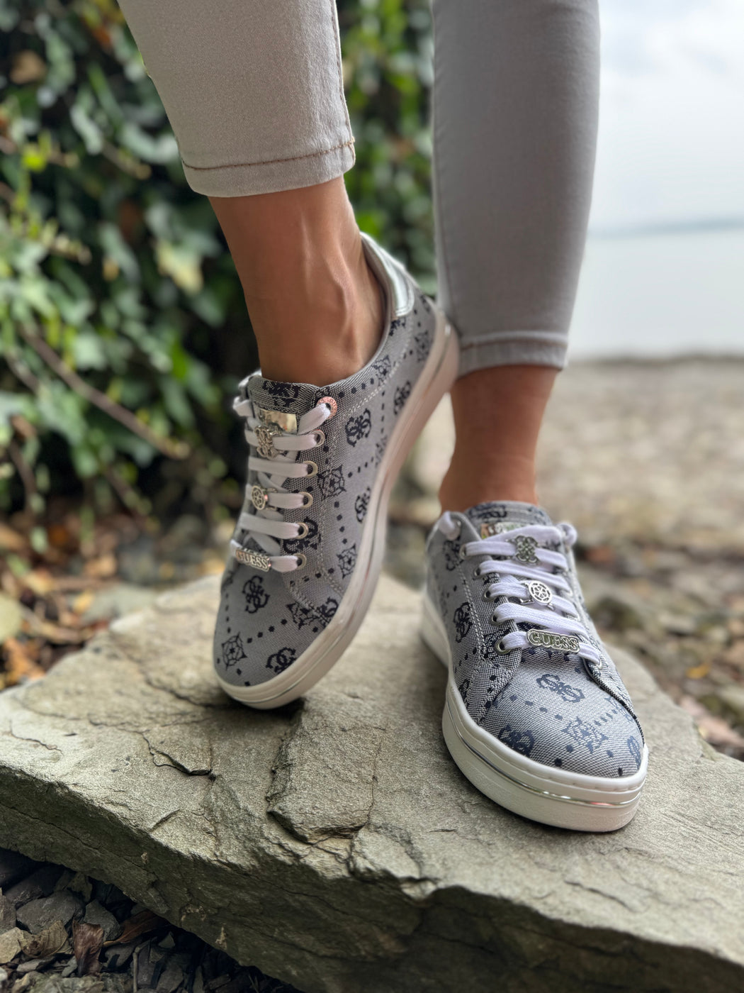 Guess navy silver logo sneaker flytss2fal12