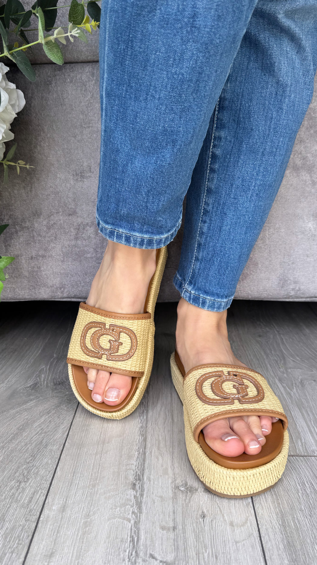 Guess natural cognac slider