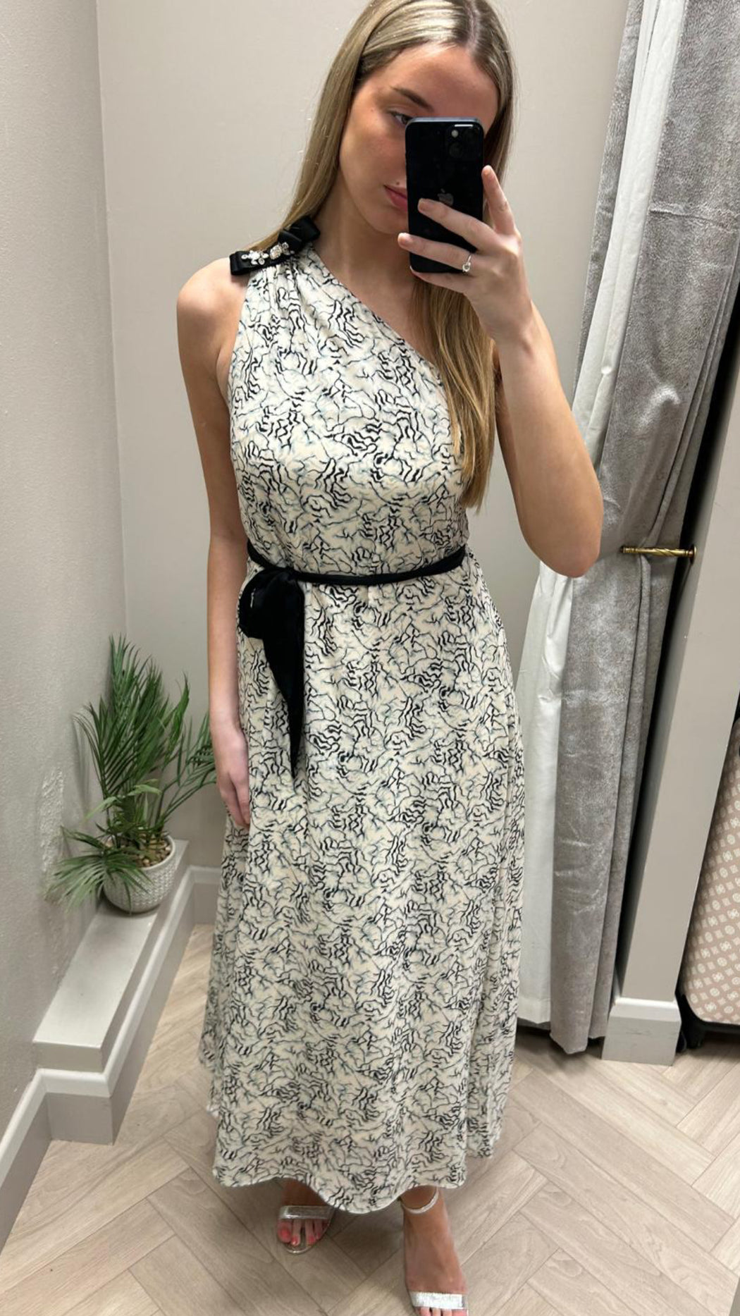 Kream beige black one shoulder dress