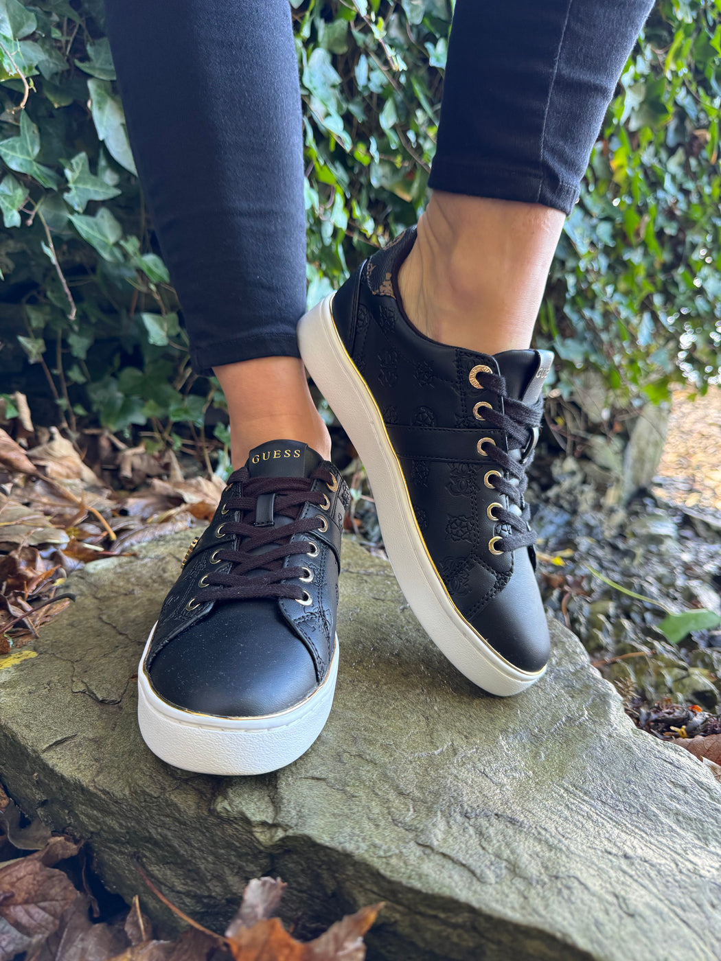 Black guess logo embossed sneaker flfbtzfal12