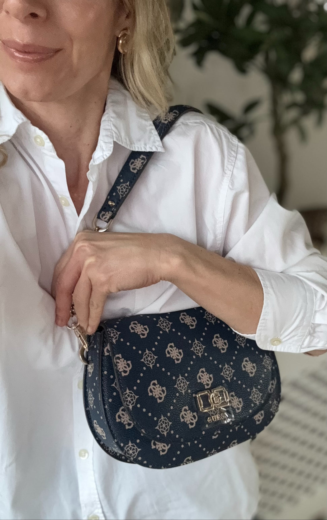 Emelie guess navy logo shoulder / crossbody BG950117