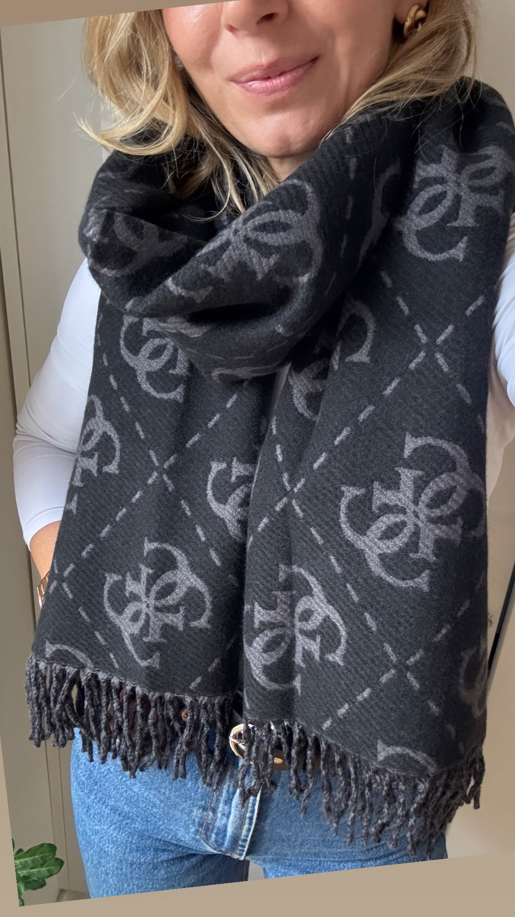 Nolana black  4G logo scarf aw5217vis03