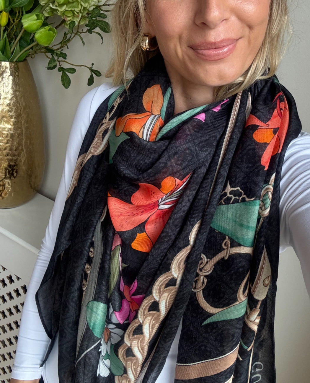 Guess black 4G logo floral kefiah shawl aw5346POL03-BLA