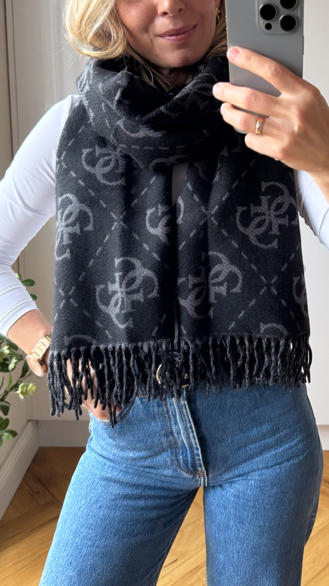 Nolana black  4G logo scarf aw5217vis03