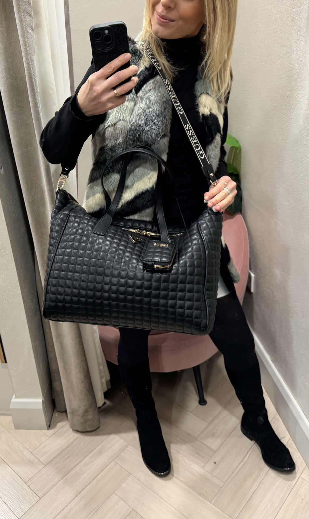 Guess NADIRA Travel Bag. QG8424017