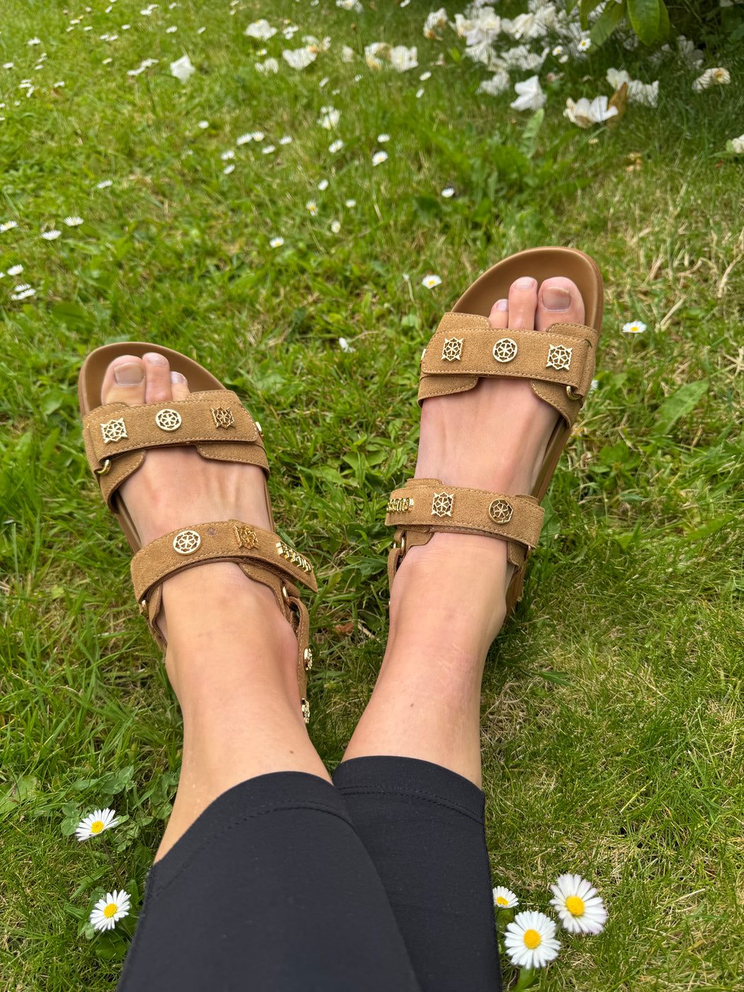 Guess tan suede logo sandals flpflpesu03