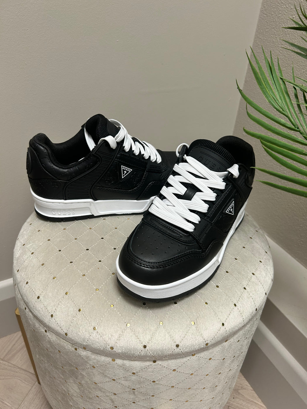 Flfcleele12 guess black white logo embossed trainer