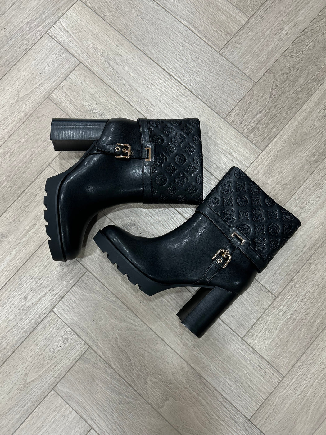 Flfneafal10 guess logo embossed buckle boots