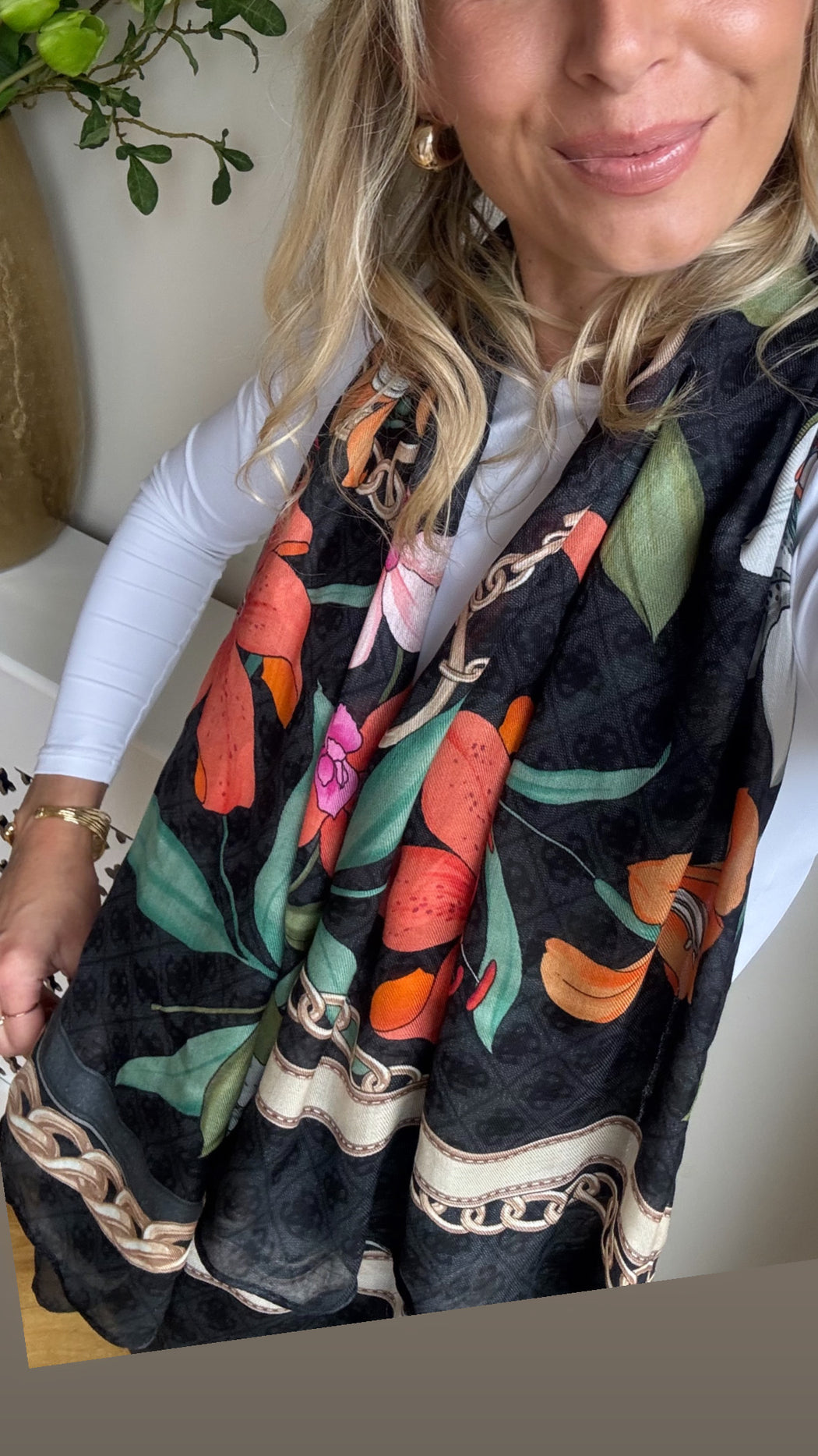 Guess black 4G logo floral kefiah shawl aw5346POL03-BLA