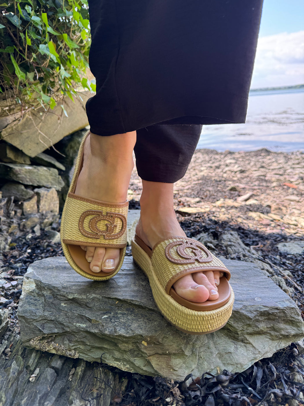 Guess natural cognac slider