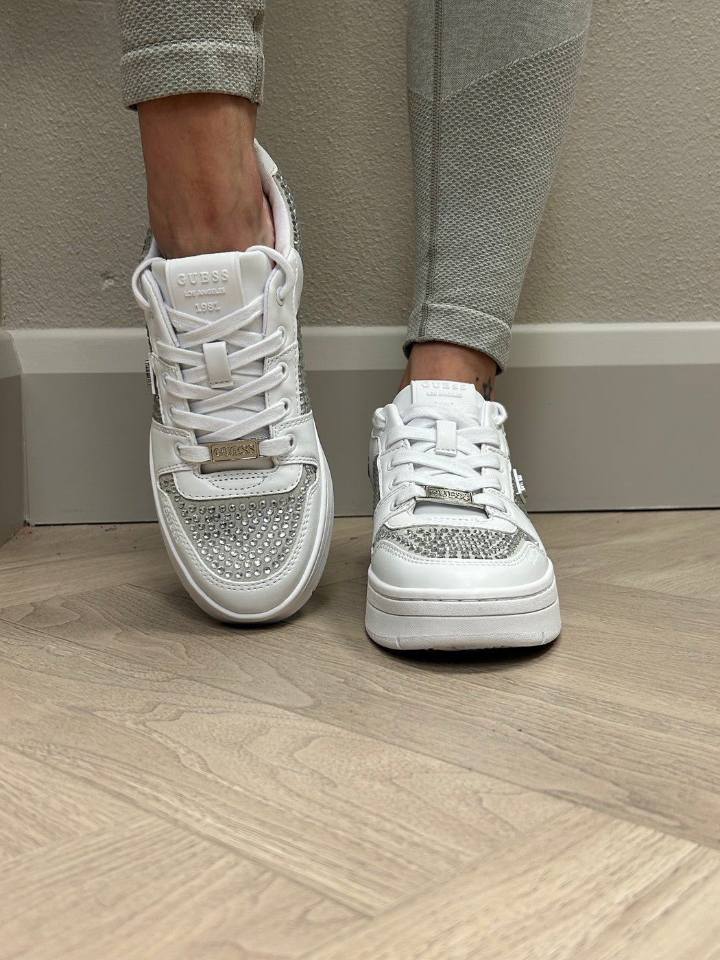 Flfnrsele12 guess white trainer with rhinestones