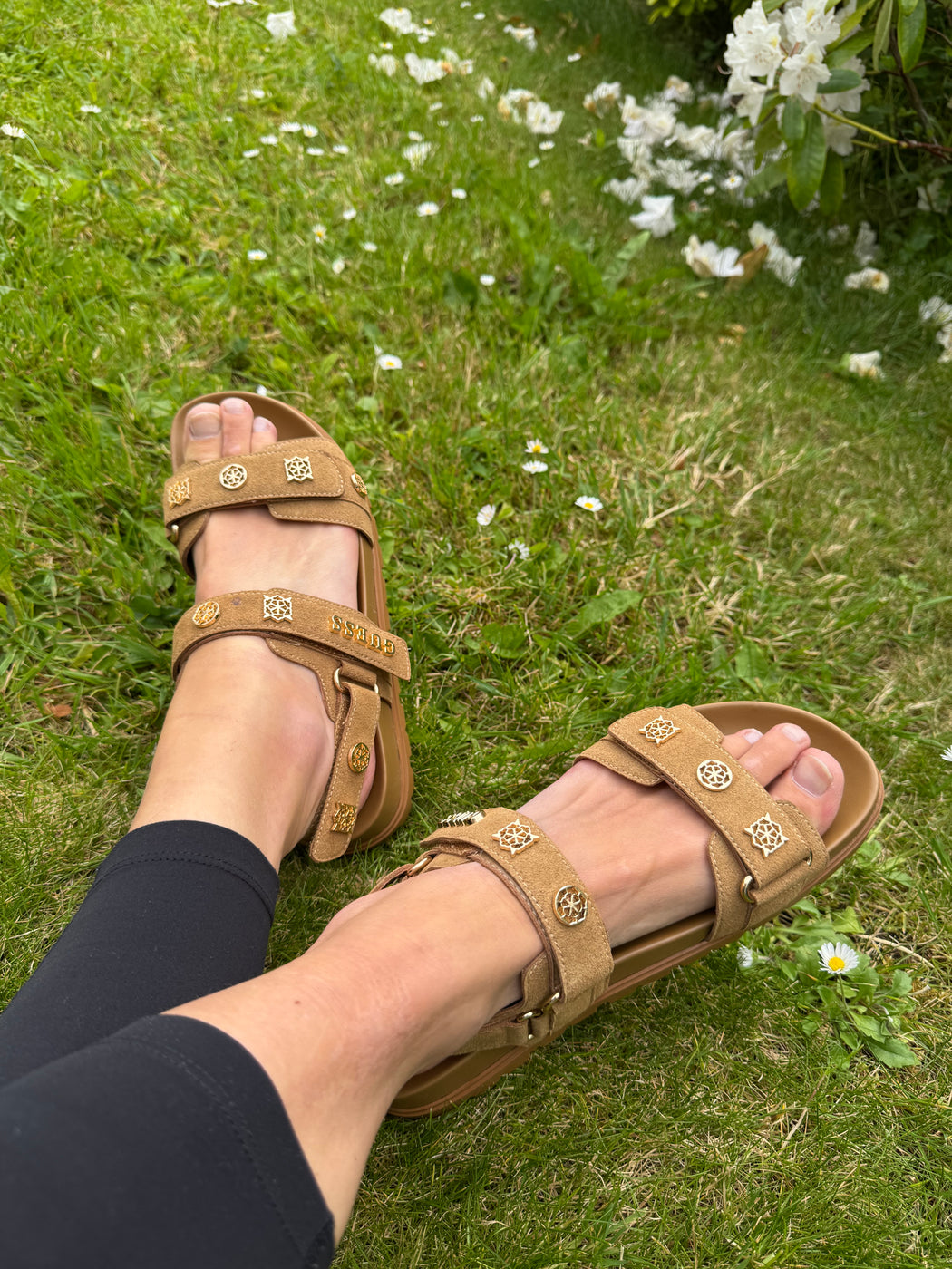 Guess tan suede logo sandals flpflpesu03