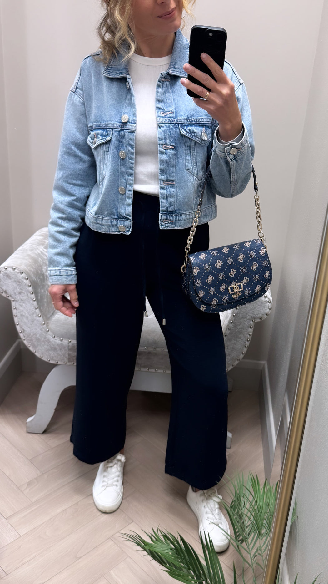 Emelie guess navy logo shoulder / crossbody BG950117
