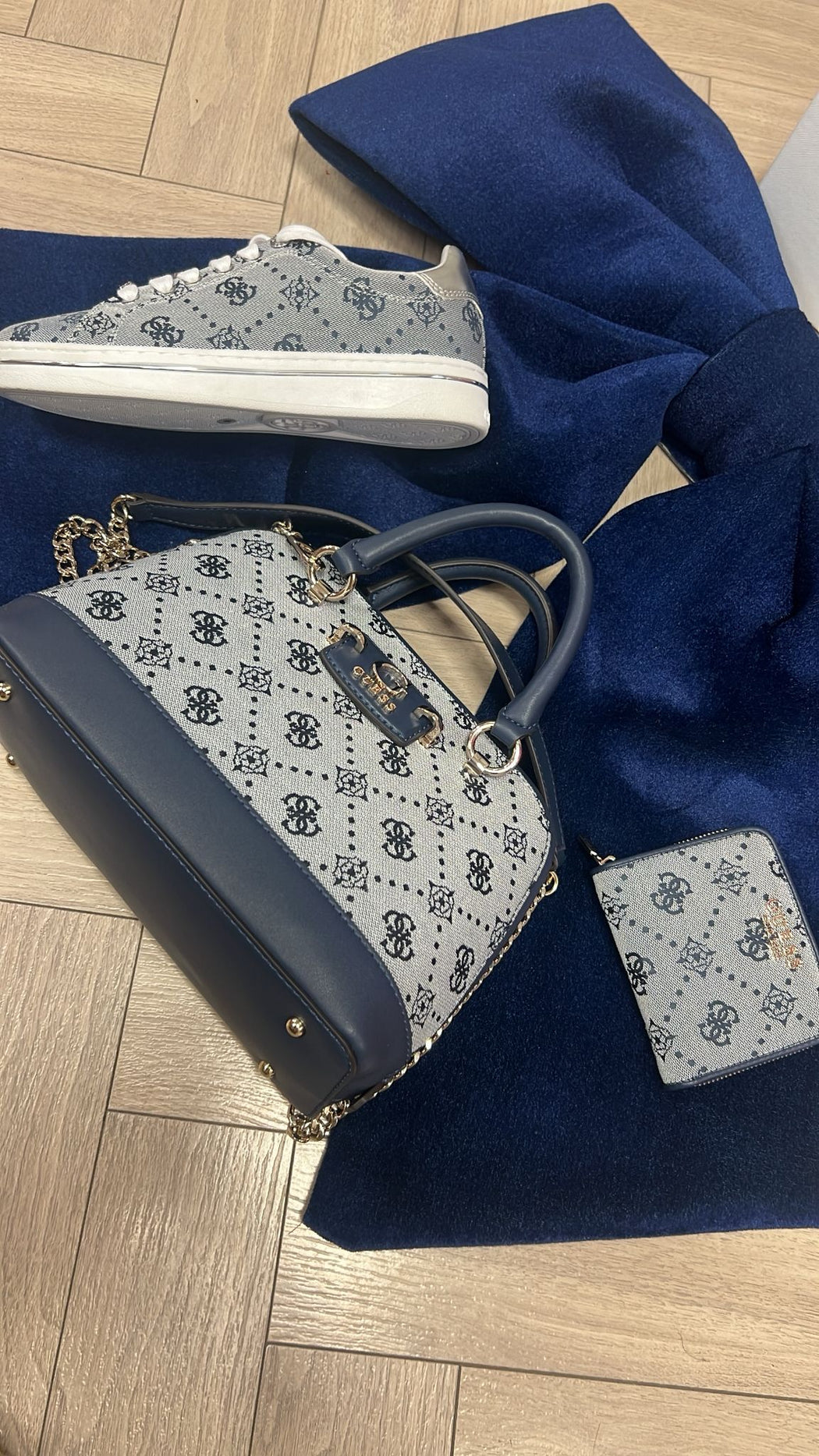 Guess navy silver logo sneaker flytss2fal12