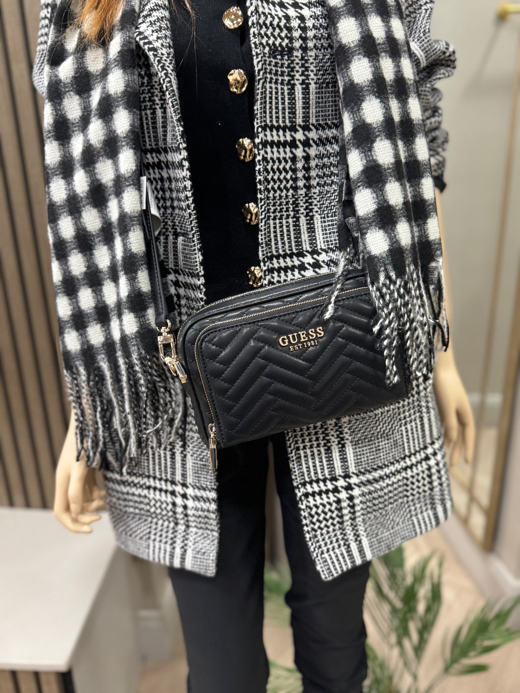 Guess black anning shoulder bag QG950814