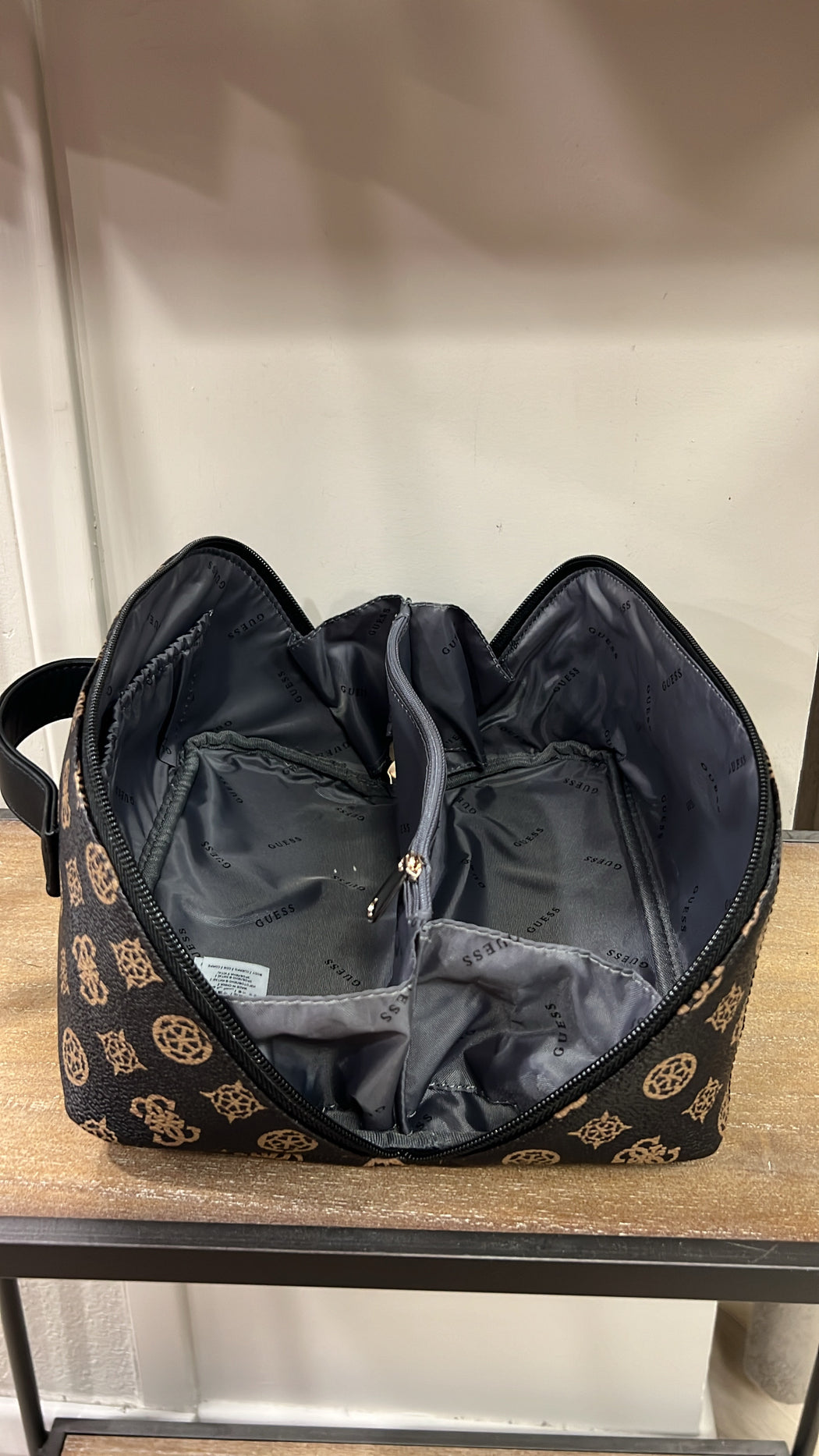 Hp7452067 guess wilder cosmetic bag