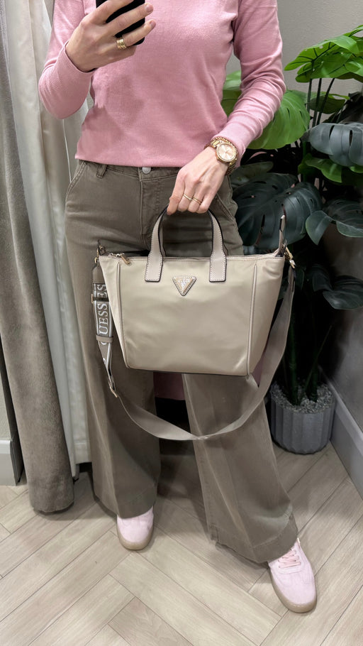 Guess Follie Travel Bag. Taupe. NN9676019.