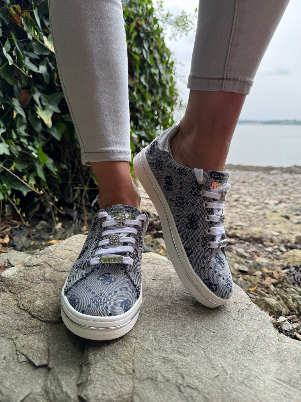 Guess navy silver logo sneaker flytss2fal12