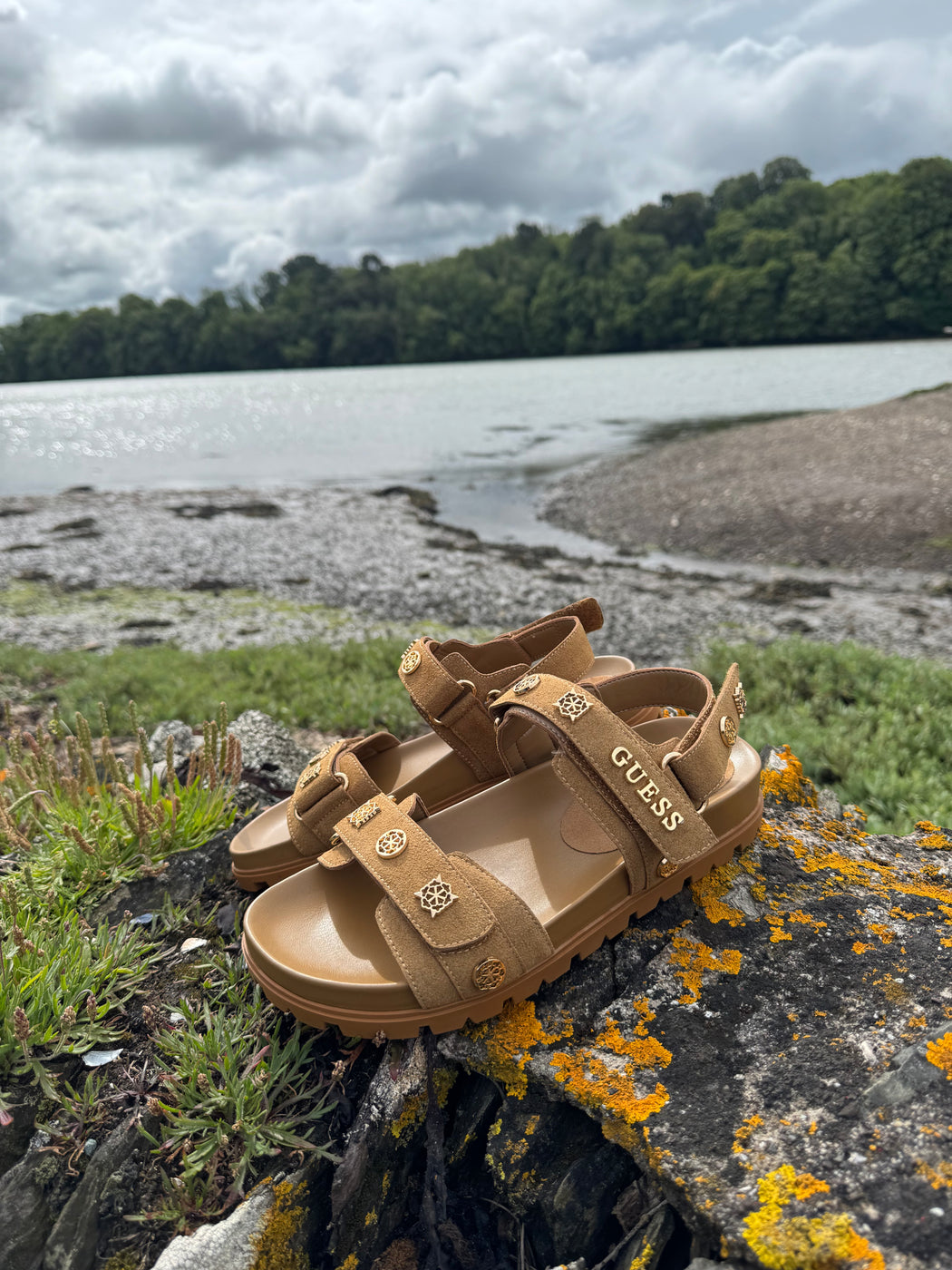 Guess tan suede logo sandals flpflpesu03