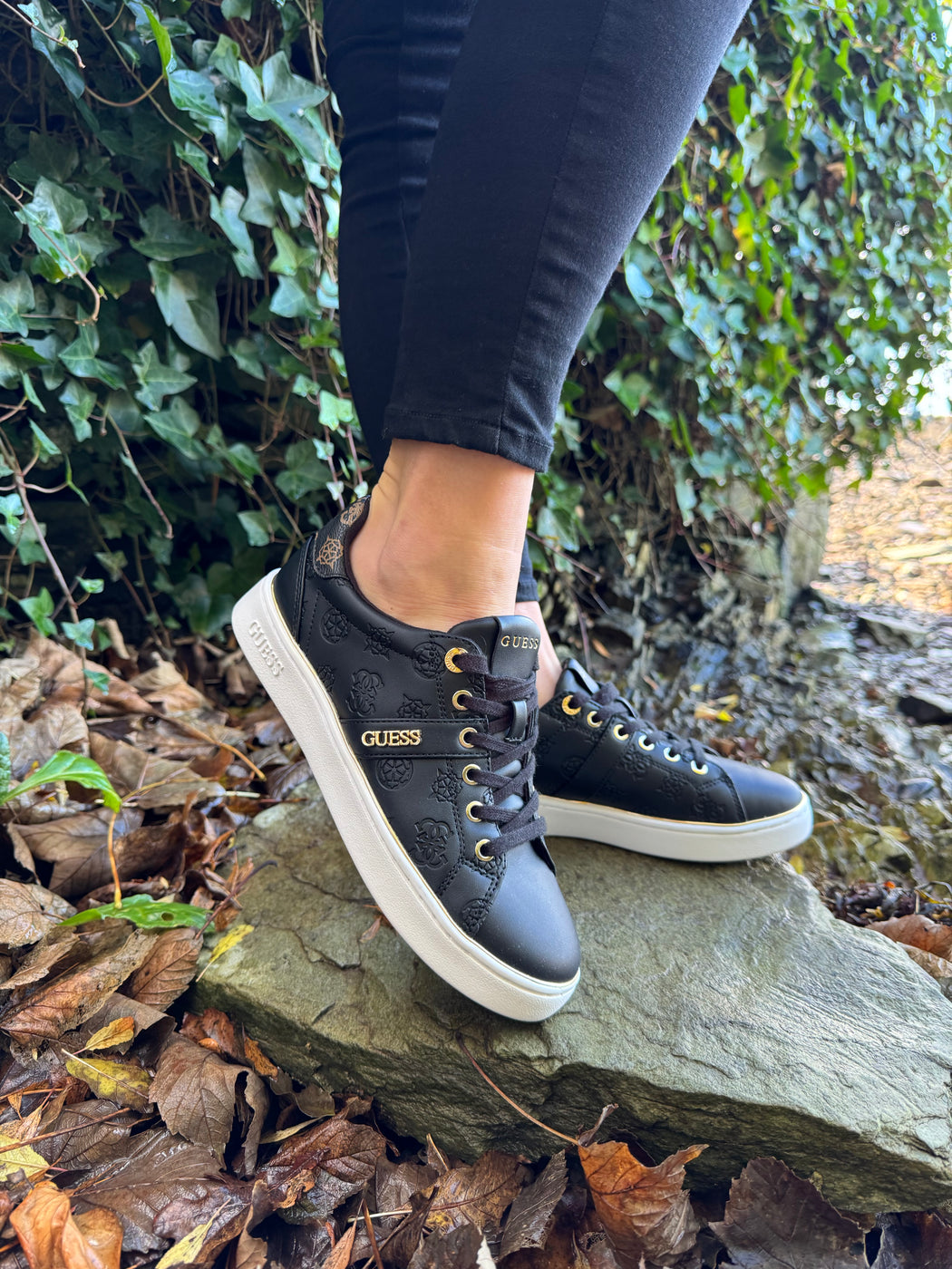 Black guess logo embossed sneaker flfbtzfal12