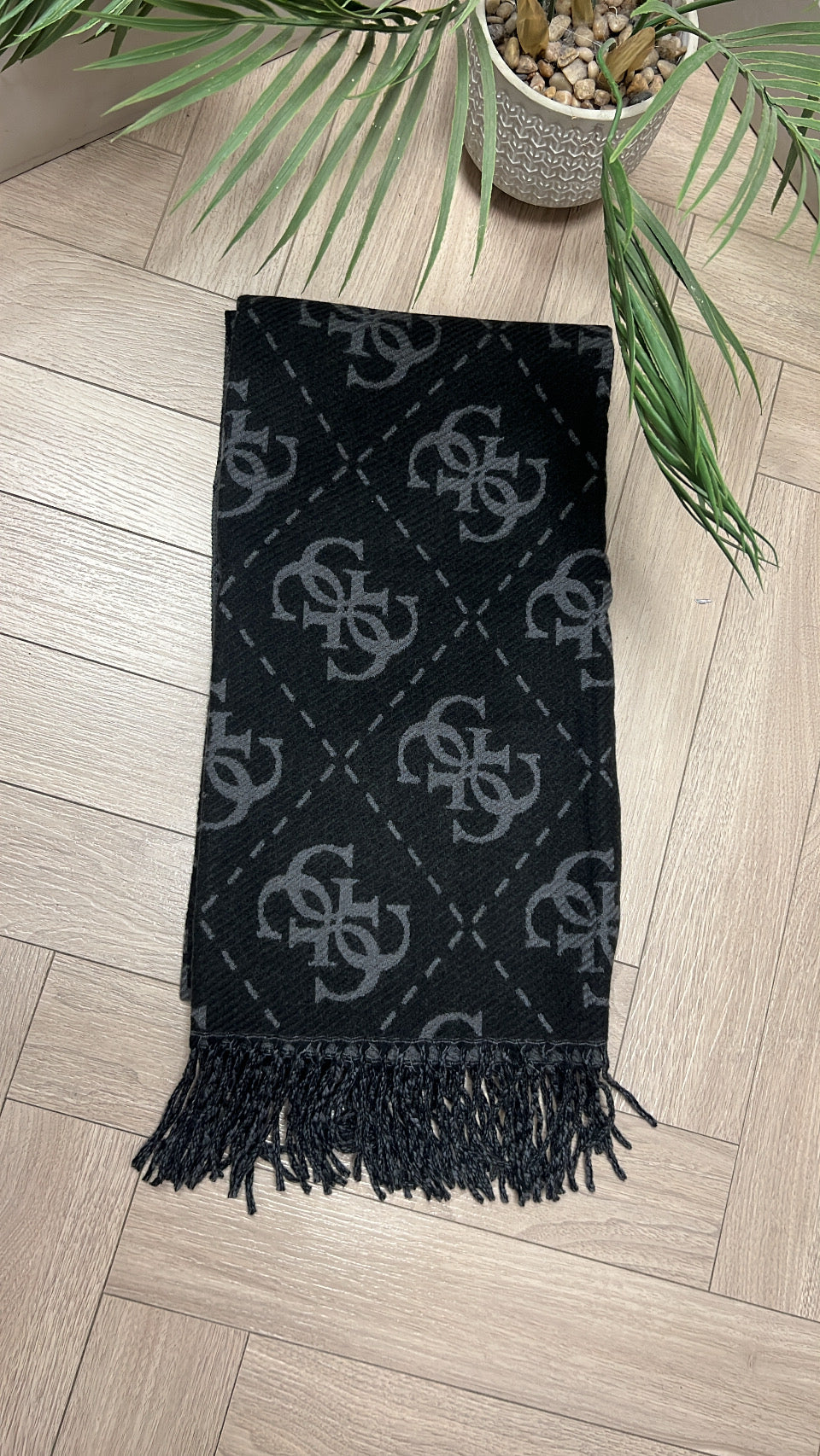 Nolana black  4G logo scarf aw5217vis03