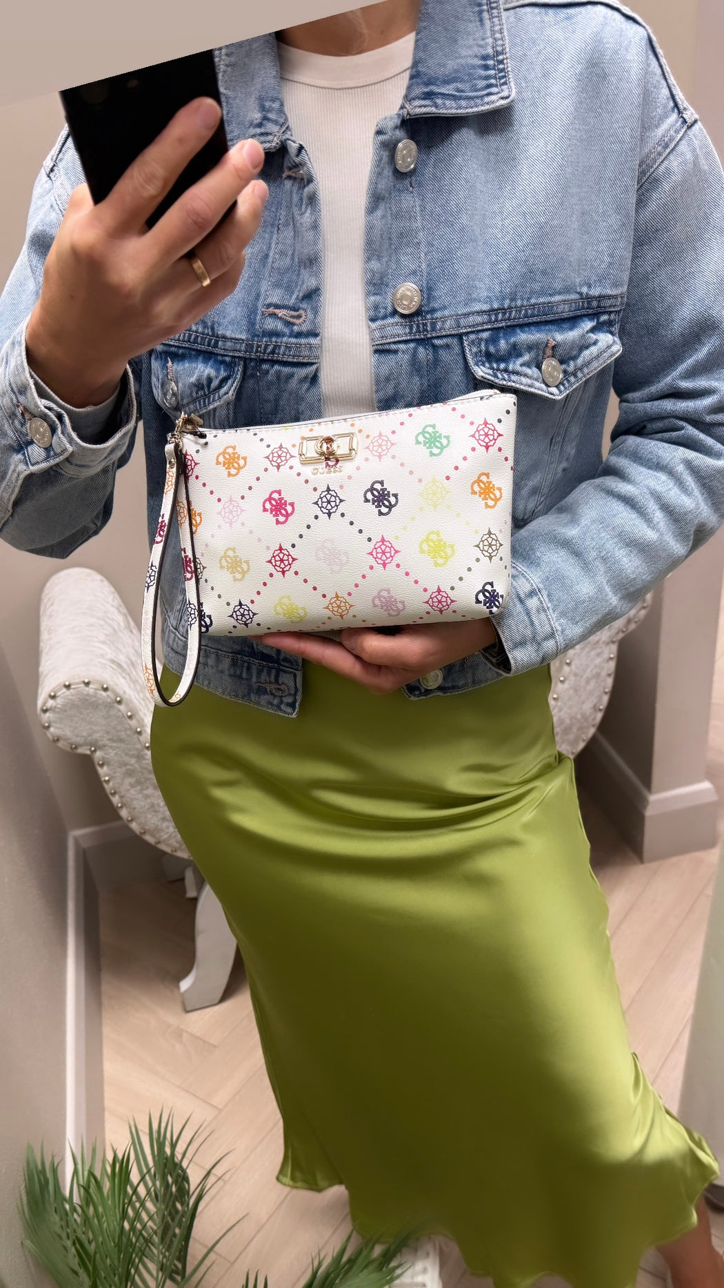 Guess emelie multi logo clutch gm9928145