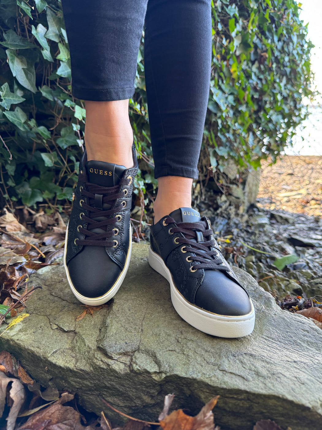 Black guess logo embossed sneaker flfbtzfal12