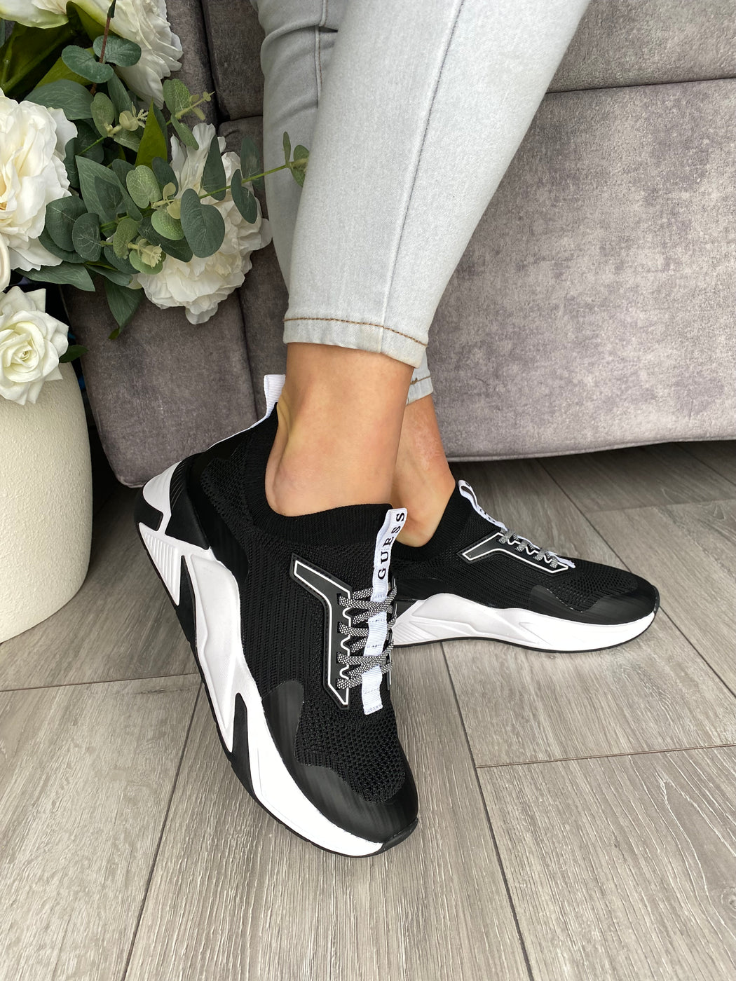 Guess black/white trainer