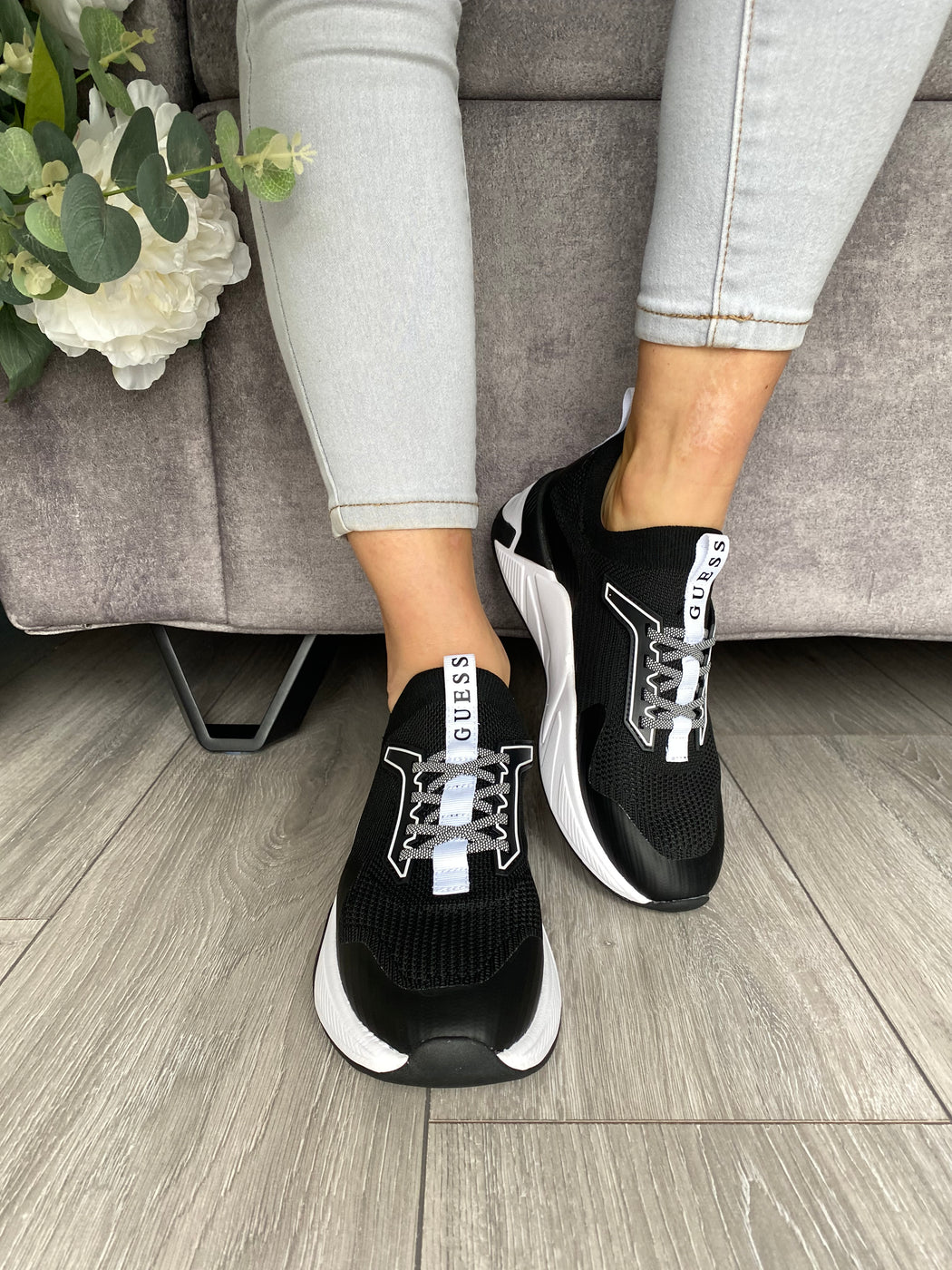 Guess black/white trainer