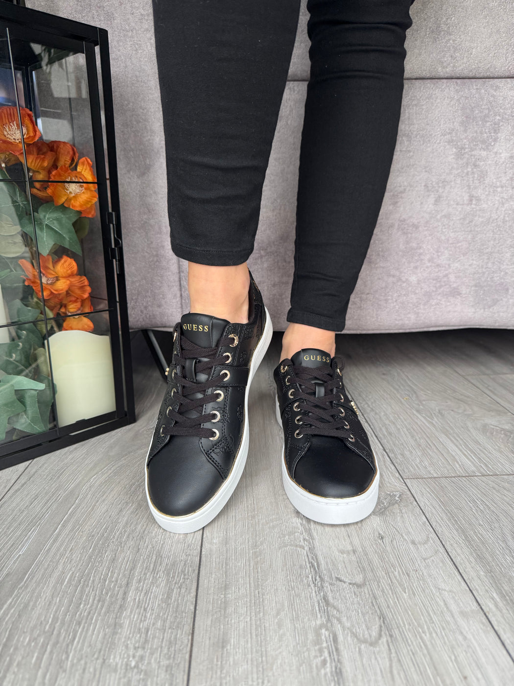 Black guess logo embossed sneaker flfbtzfal12