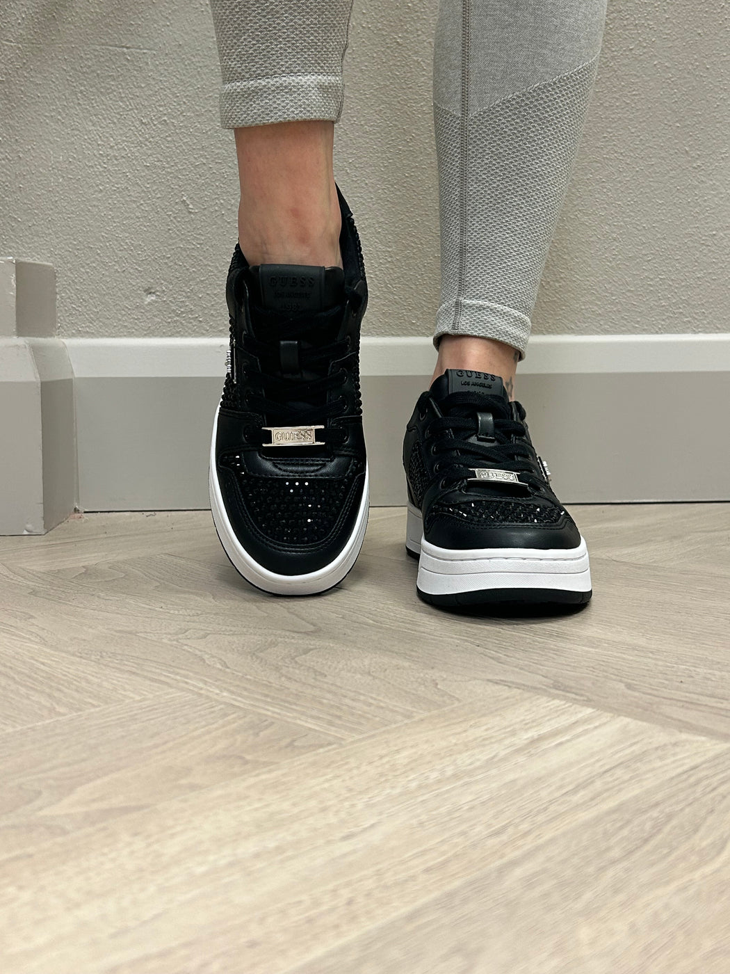 Flfnrsele12 guess black  trainer with rhinestones