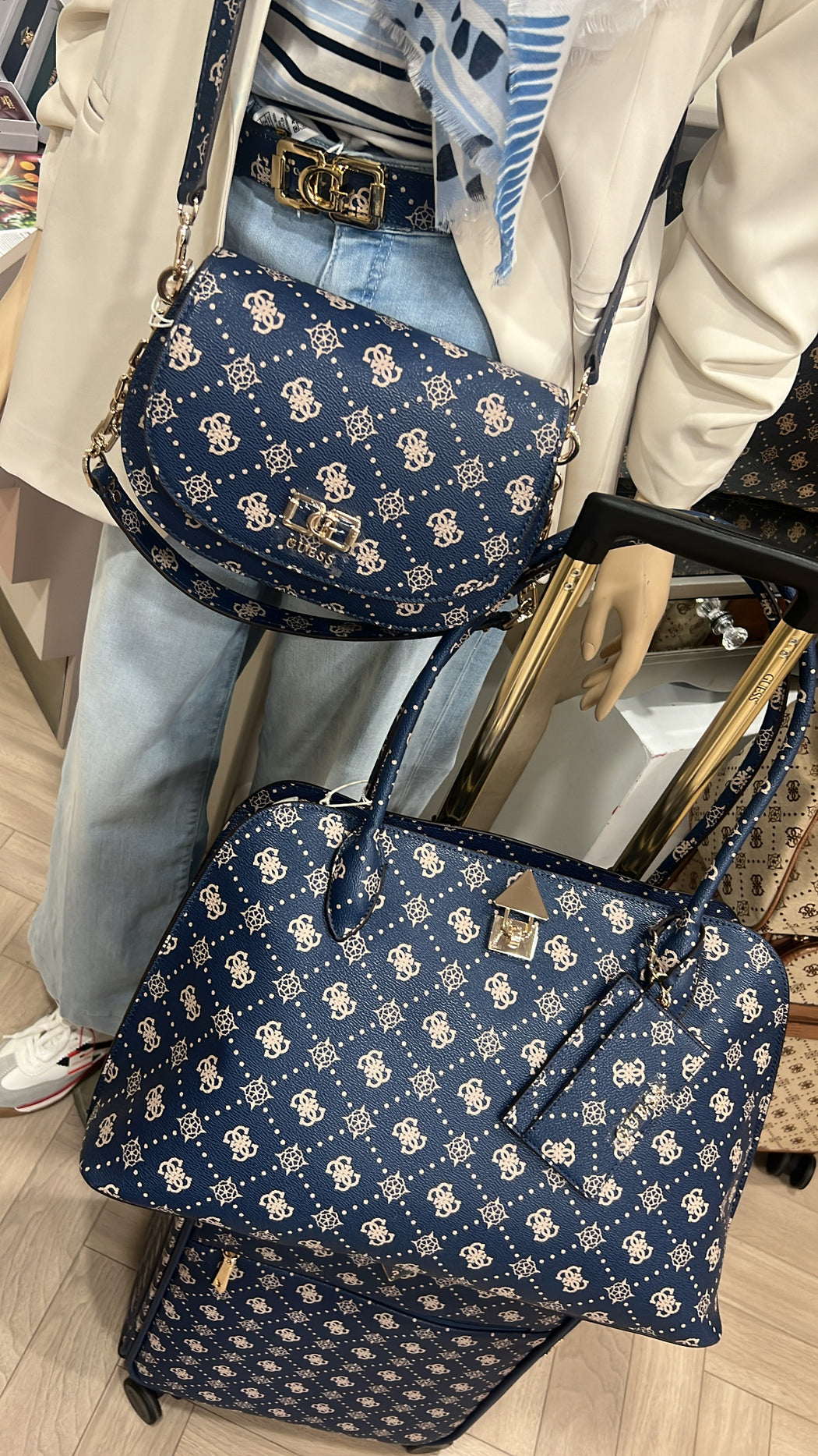 Emelie guess navy logo shoulder / crossbody BG950117