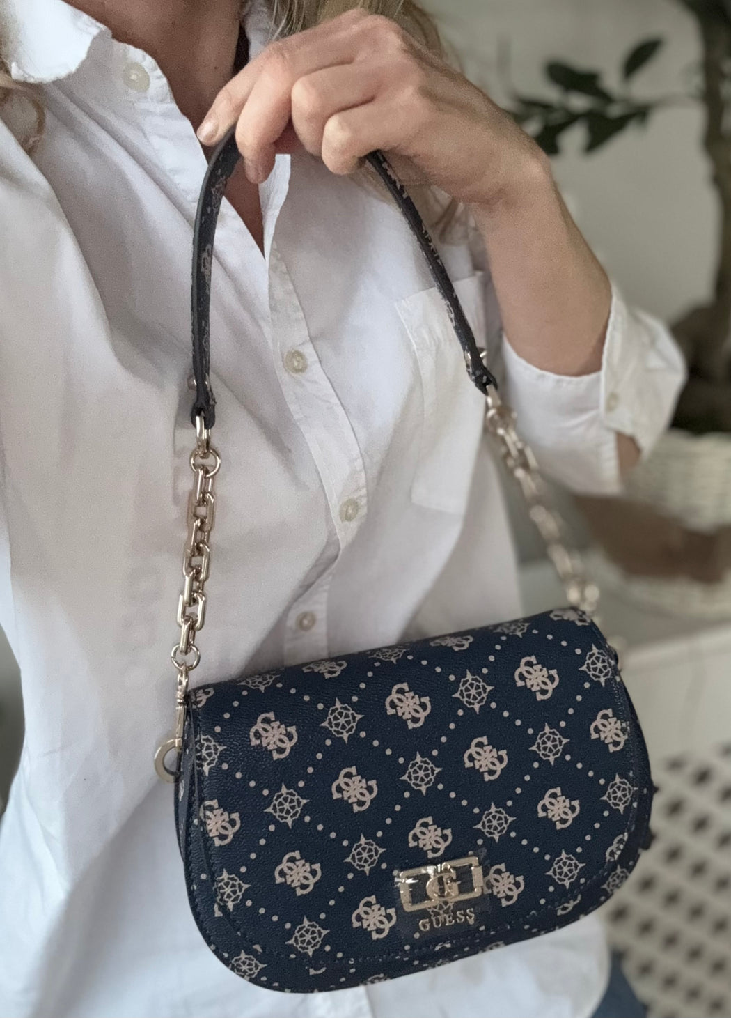 Emelie guess navy logo shoulder / crossbody BG950117