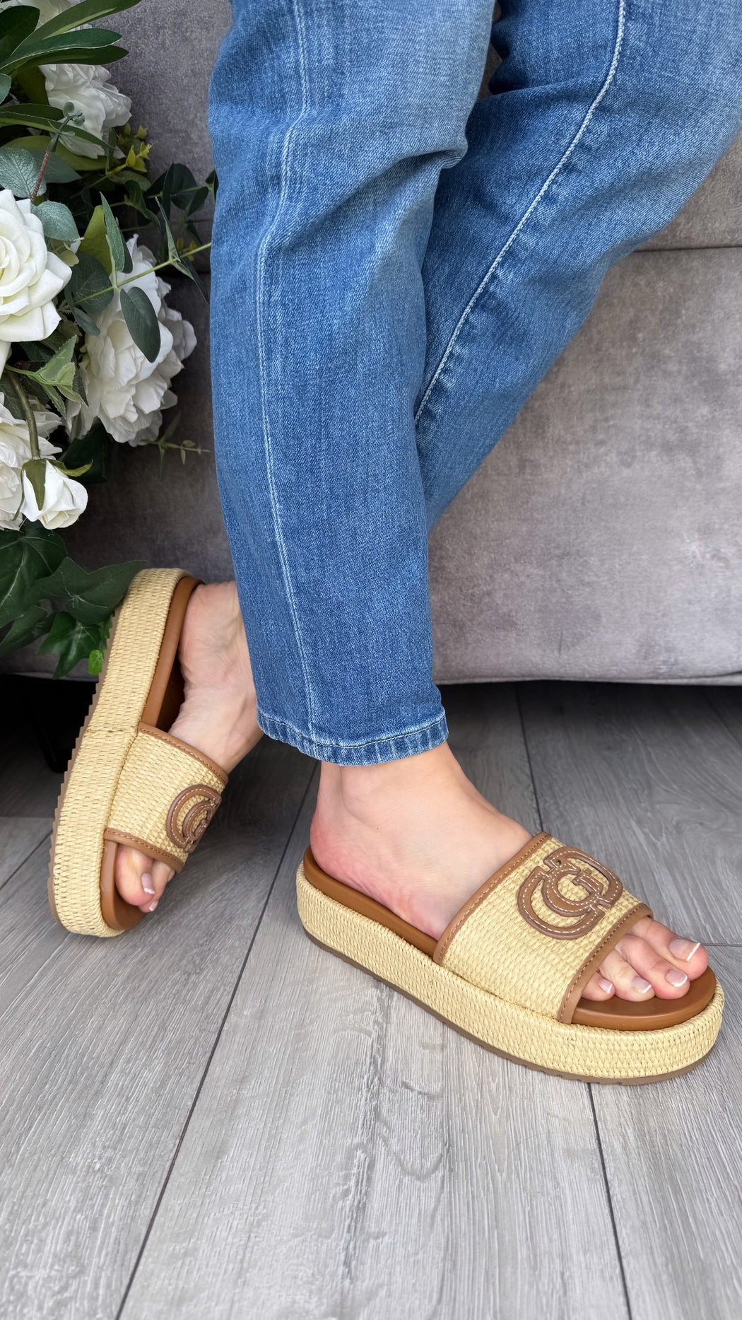 Guess natural cognac slider