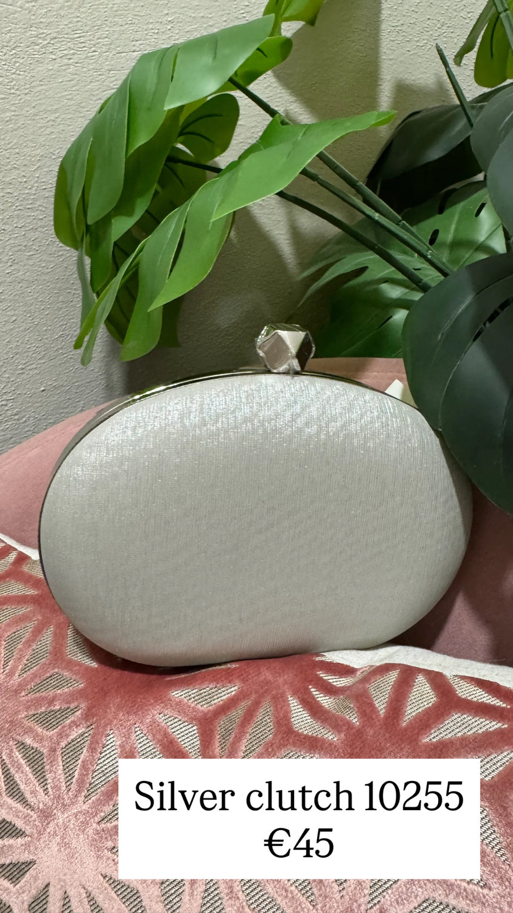 Pearl white clutch 10255