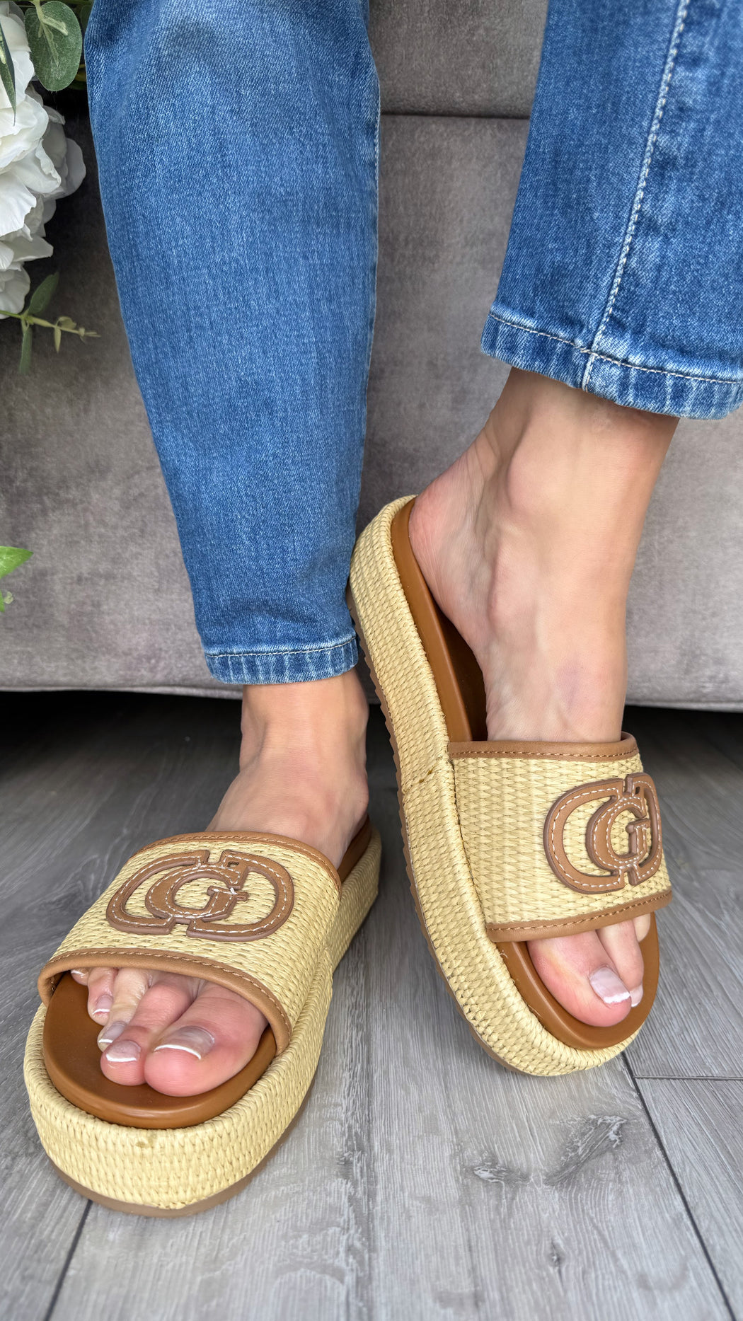 Guess natural cognac slider