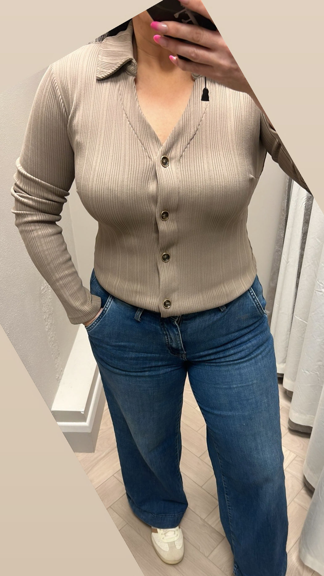 Guess ripped-beige v neck with collar to w6rp18kd032-A10L